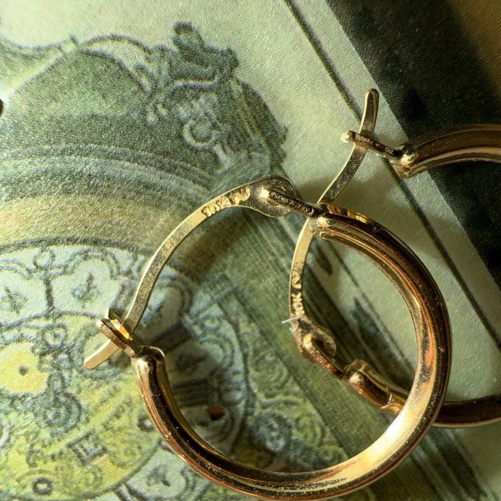 10kt solid yellow Gold small Hoop Earrings dainty stackable estate vintage - Picture 5 of 6